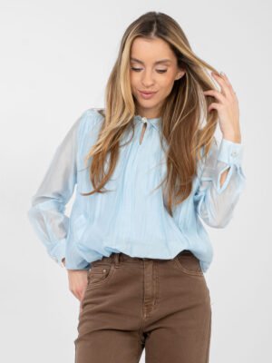 Lengvo audinio palaidinė su klostėmis ir sage "ERICA" - šviesi mėlyna