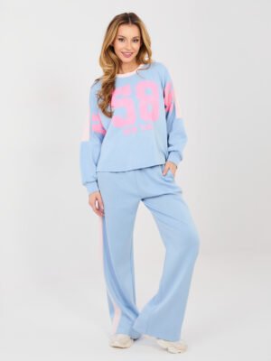 Džemperio ir kelnių laisvalaikio komplektas iš sviestinės medžiagos "NR. 58" šviesi mėlyna