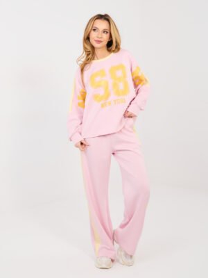 Džemperio ir kelnių laisvalaikio komplektas iš sviestinės medžiagos "NR. 58" šviesi rožinė