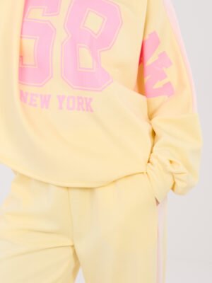 Alternative view of Džemperio ir kelnių laisvalaikio komplektas iš sviestinės medžiagos "Nr. 58" šviesi geltona