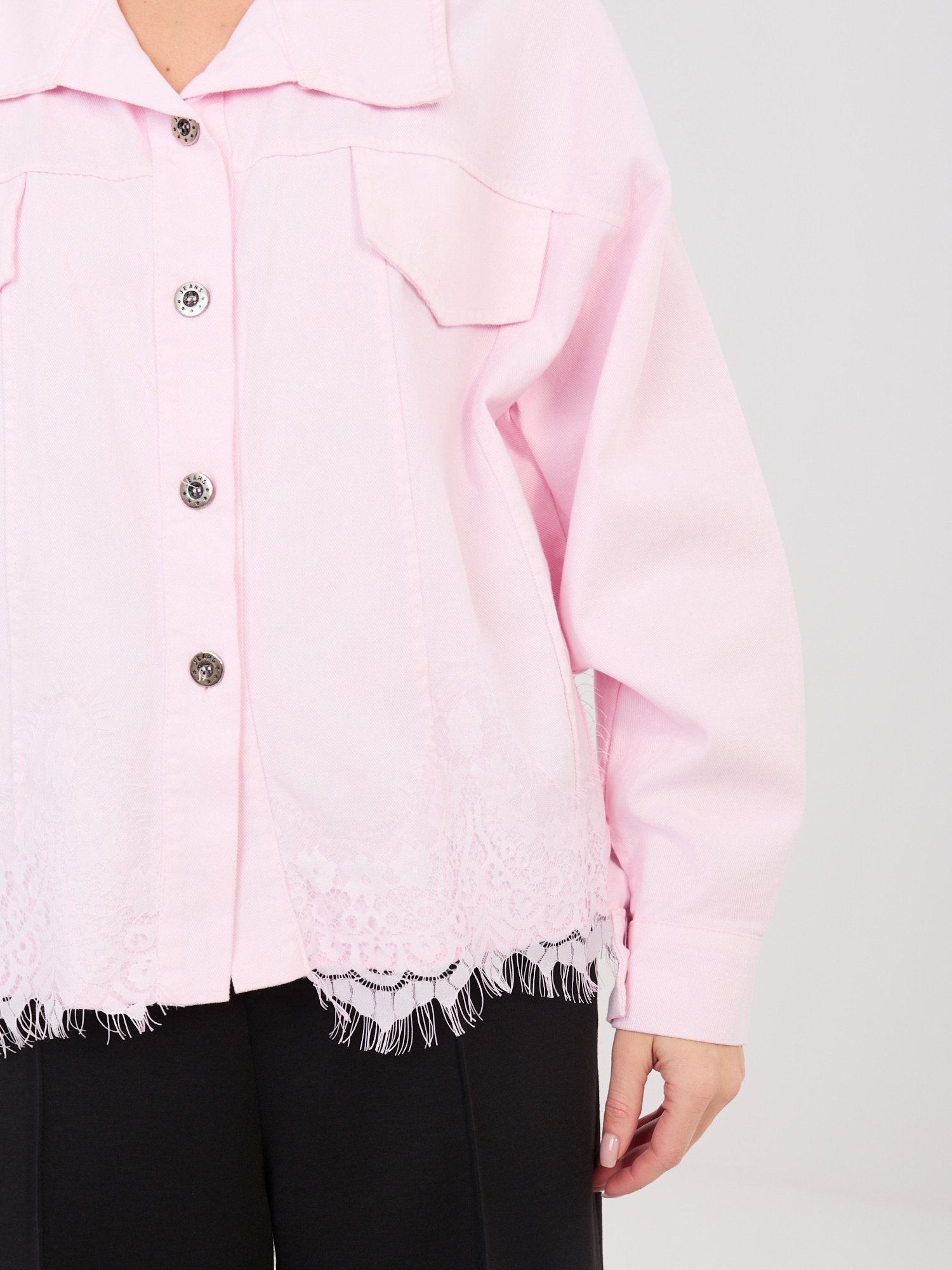 Džinsinis švarkelis su sagomis ir nėrinių apdaila "CORDY" šviesi rožinė - Image 4