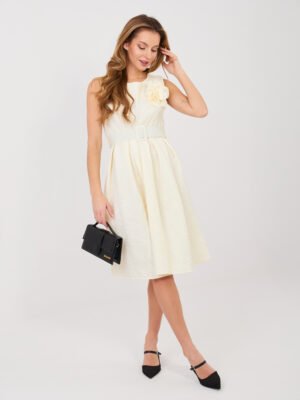 Elegantiška suknelė su gėlių detale ir diržu  "AMY" pieno balta