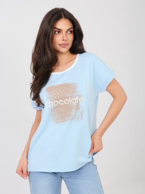 Marškinėliai su siuvinėtu užrašu ir subtiliais blizgiais akcentais "VITALI" šviesi mėlyna