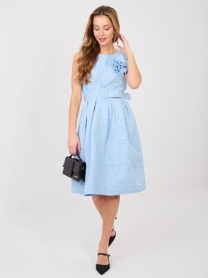 Elegantiška suknelė su gėlių detale ir diržu  "AMY" šviesi mėlyna