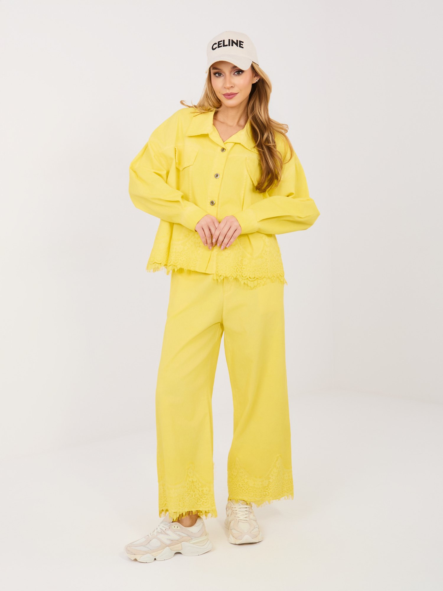 Plačios džinsinės kelnės su nėrinių apdaila "CORDY" geltona