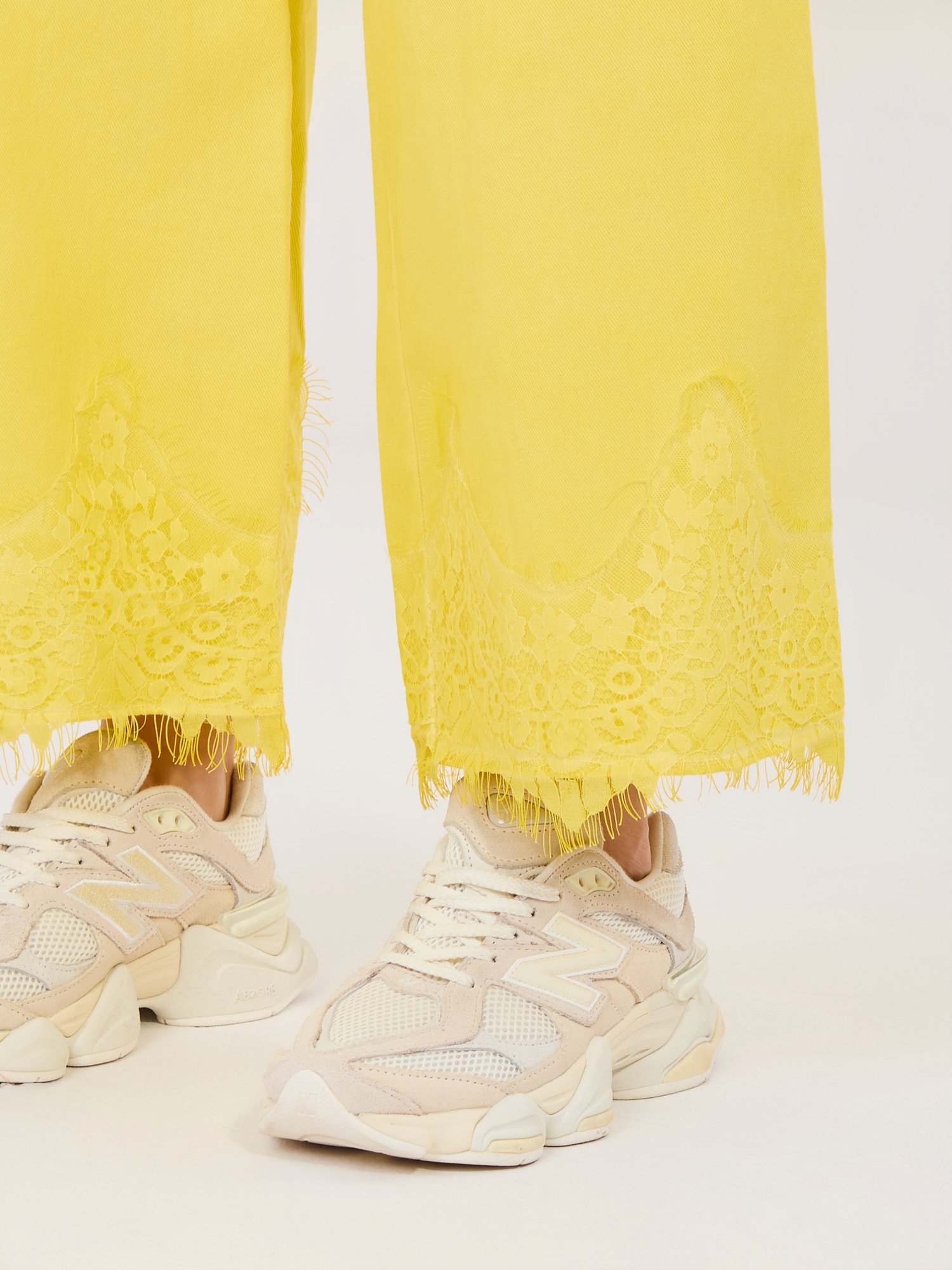 Plačios džinsinės kelnės su nėrinių apdaila "CORDY" geltona - Image 3