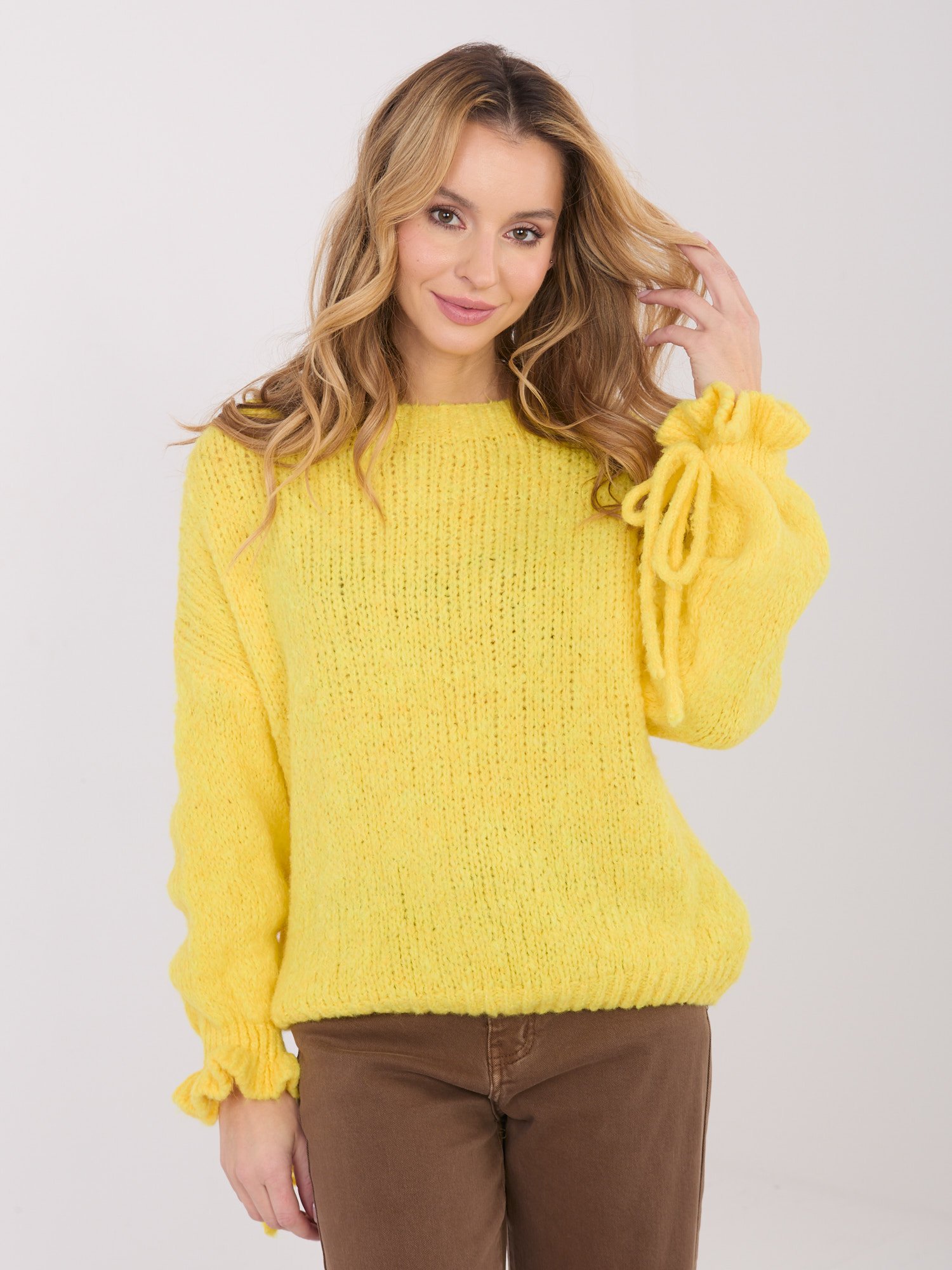 Pol pl Zolty sweter z wiazaniami przy rekawach 416713