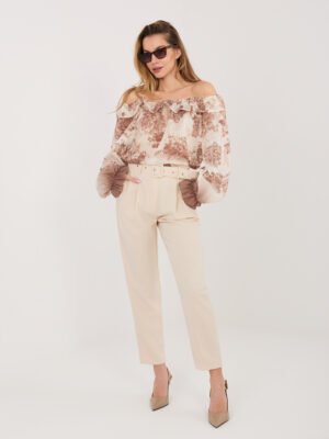 Elegantiška palaidinė atvirais pečiais su gėlių raštu "PEONY" smėlio