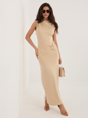 Midi ilgio suknelė su drapiruotu liemeniu ir dekoratyvine sagtimi "MAORY" smėlio