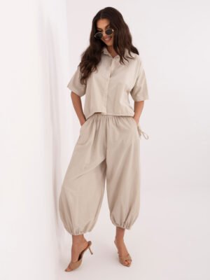 Modernūs smulkaus velveto marškiniai su formuojamu siluetu "ALLISON" smėlio