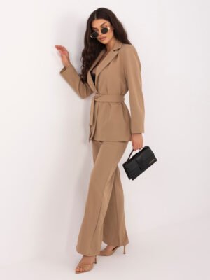 Elegantiškas švarko su diržu ir plačių kelnių komplektas "MORGAN" karamelinė