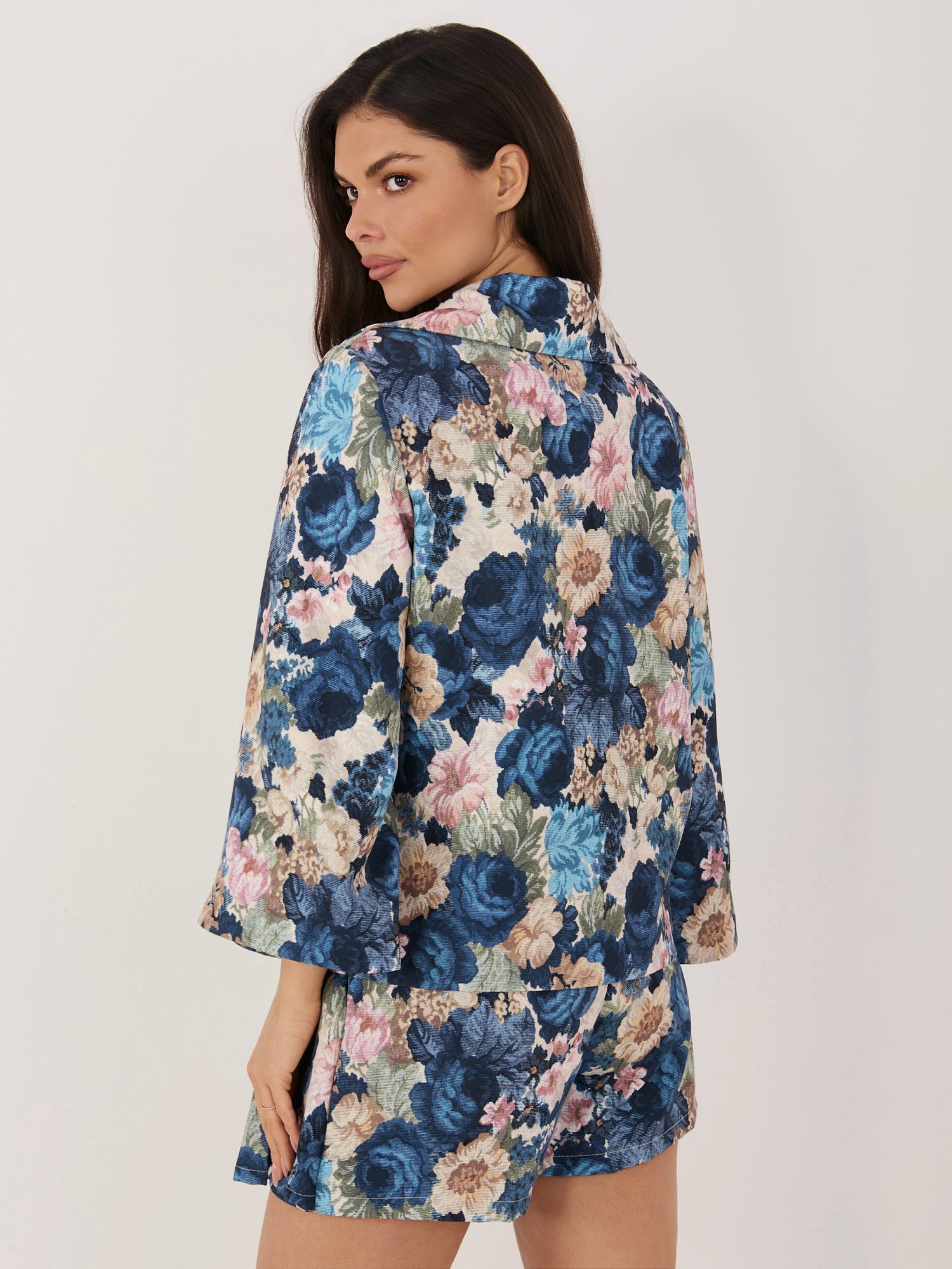 Modernus švarkas su gėlių raštu ir platėjančiomis rankovėmis "CELLI" tamsi mėlyna - Image 7