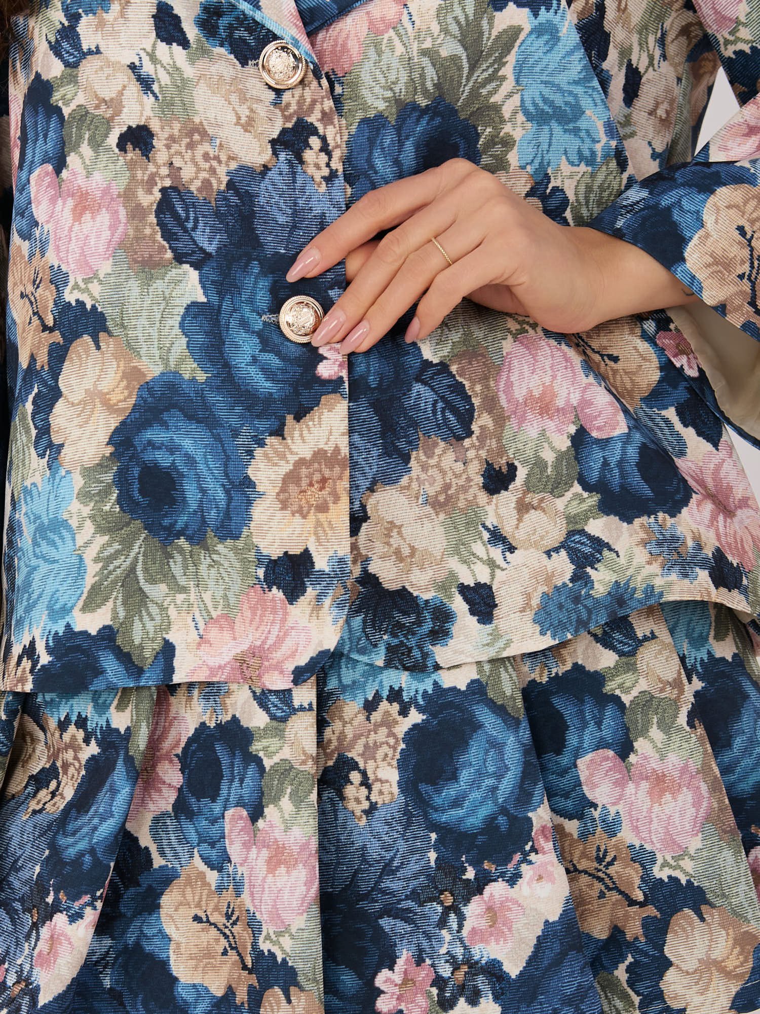 Modernus švarkas su gėlių raštu ir platėjančiomis rankovėmis "CELLI" tamsi mėlyna - Image 6