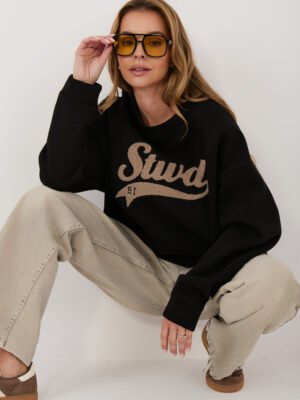 Oversize stiliaus džemperis su iškiliu užrašu "STWD" juoda