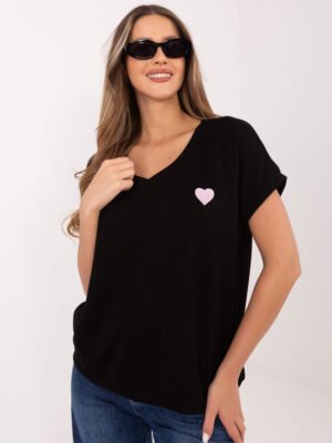 Laisvo kirpimo marškinėliai su V iškirpte ir širdelės akcentu "TITA" juoda