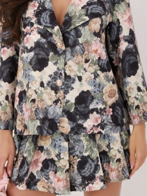 Alternative view of Modernus švarkas su gėlių raštu ir platėjančiomis rankovėmis "CELLI" juoda