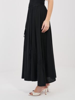 Alternative view of Lengvai krintantis ilgas sijonas su dekoratyviais raišteliais "NOELLY" juoda