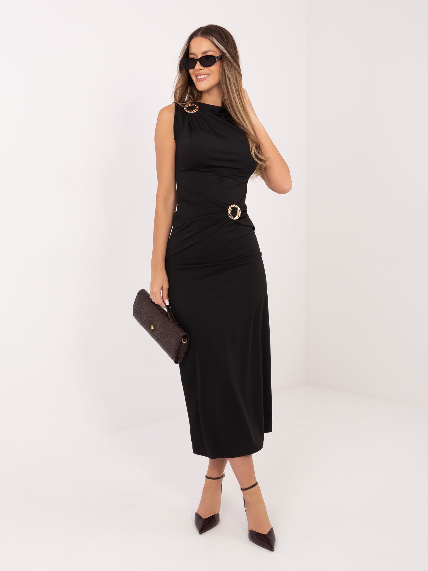 Midi ilgio suknelė su drapiruotu liemeniu ir dekoratyvine sagtimi "MAORY" juoda - Image 4
