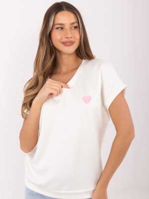 Laisvo kirpimo marškinėliai su V iškirpte ir širdelės akcentu "TITA" pieno balta