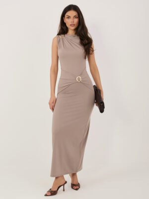 Midi ilgio suknelė su drapiruotu liemeniu ir dekoratyvine sagtimi "MAORY" tamsi smėlio
