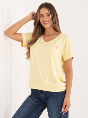 Laisvo kirpimo marškinėliai su V iškirpte ir širdelės akcentu "TITA" šviesi geltona