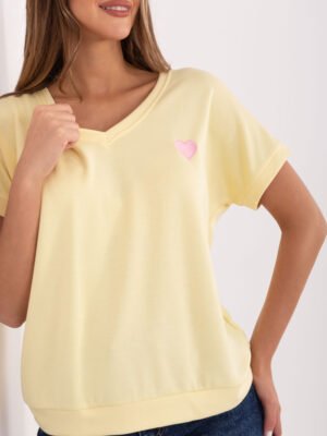 Alternative view of Laisvo kirpimo marškinėliai su V iškirpte ir širdelės akcentu "TITA" šviesi geltona