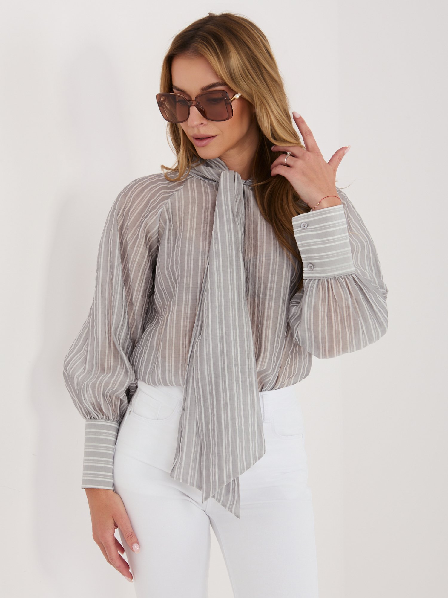 Lengvi subtiliai dryžuoti marškiniai su kaklo kaspinu "DELANCY" pilka - Image 4