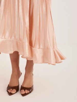 Alternative view of Grakšti lengvai krintanti plisuota maxi suknelė atvirais pečiais "NORIELE" persikų