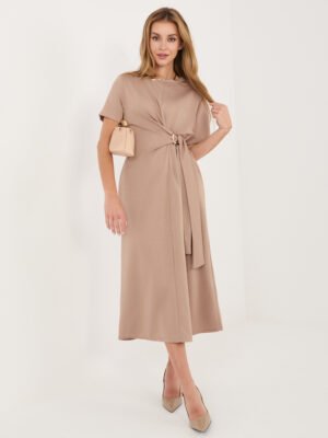 Alternative view of Stilinga asimetriškai drapiruota suknelė su dekoratyviniu surišimu "VAILLY" tamsi smėlio