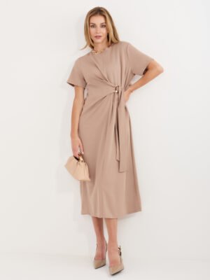 Stilinga asimetriškai drapiruota suknelė su dekoratyviniu surišimu "VAILLY" tamsi smėlio