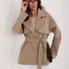 Klasikinis trumpas trench stiliaus lietpaltis "ODDRY" tamsi smėlio