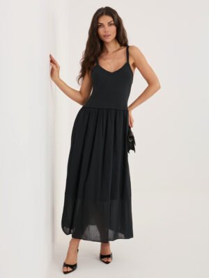 Vasariška maxi suknelė su petnešėlėmis ir lengvu sijonu "KRISSY" juoda