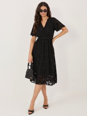 Išraiškingos tekstūros midi suknelė su persidengiančia iškirpte ir diržu "EVANGELINA" juoda