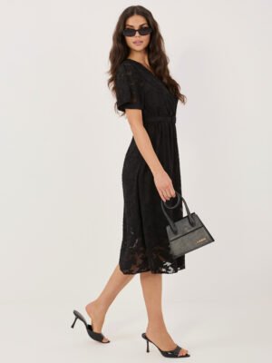 Alternative view of Išraiškingos tekstūros midi suknelė su persidengiančia iškirpte ir diržu "EVANGELINA" juoda