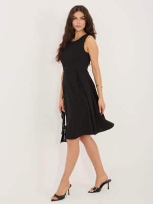 Elegantiška klasikinio silueto platėjanti suknelė be rankovių "KALINA" juoda