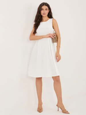 Elegantiška klasikinio silueto platėjanti suknelė be rankovių "KALINA" pieno balta