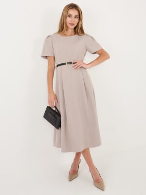 Klasikinio silueto midi ilgio suknelė su klostėmis ir diržu "ORELIA" tamsi smėlio