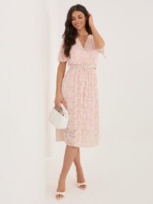 Išraiškingos tekstūros midi suknelė su persidengiančia iškirpte ir diržu "EVANGELINA" šviesi rožinė