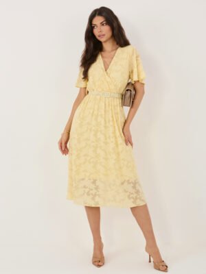 Išraiškingos tekstūros midi suknelė su persidengiančia iškirpte ir diržu "EVANGELINA" šviesi geltona