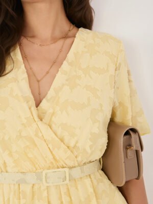 Alternative view of Išraiškingos tekstūros midi suknelė su persidengiančia iškirpte ir diržu "EVANGELINA" šviesi geltona