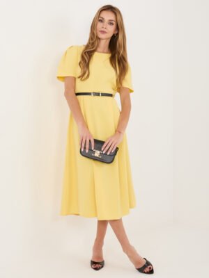 Klasikinio silueto midi ilgio suknelė su klostėmis ir diržu "ORELIA" geltona