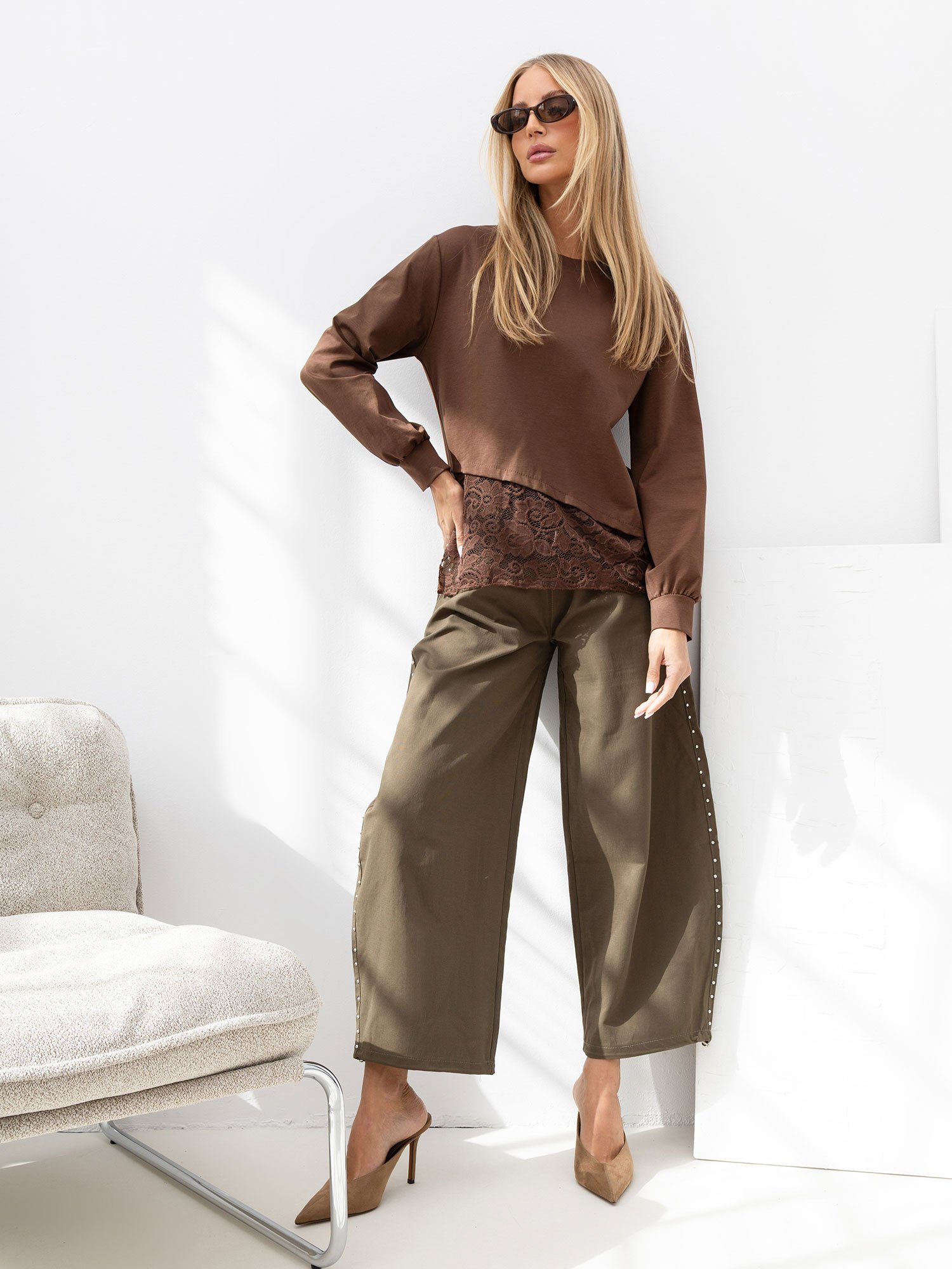 Pol pl Brazowa damska bluzka z rozcieciem na boku 420755